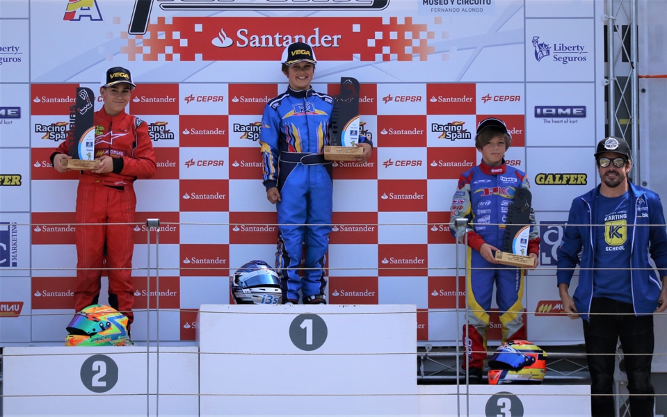 El piloto de karts Miguel Peiró posa con su copa de ganador